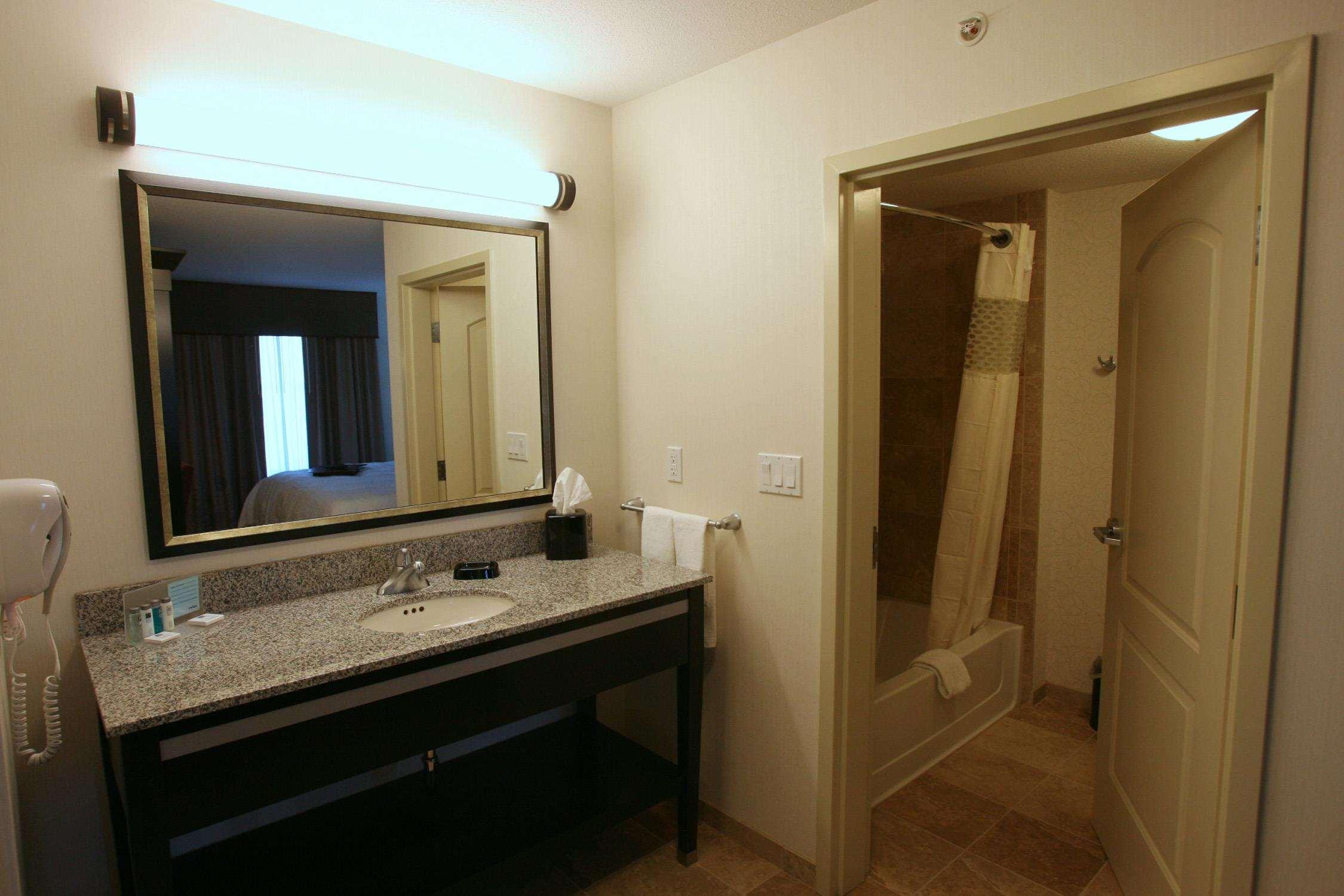 Hampton Inn & Suites Red Deer Penhold Phòng bức ảnh