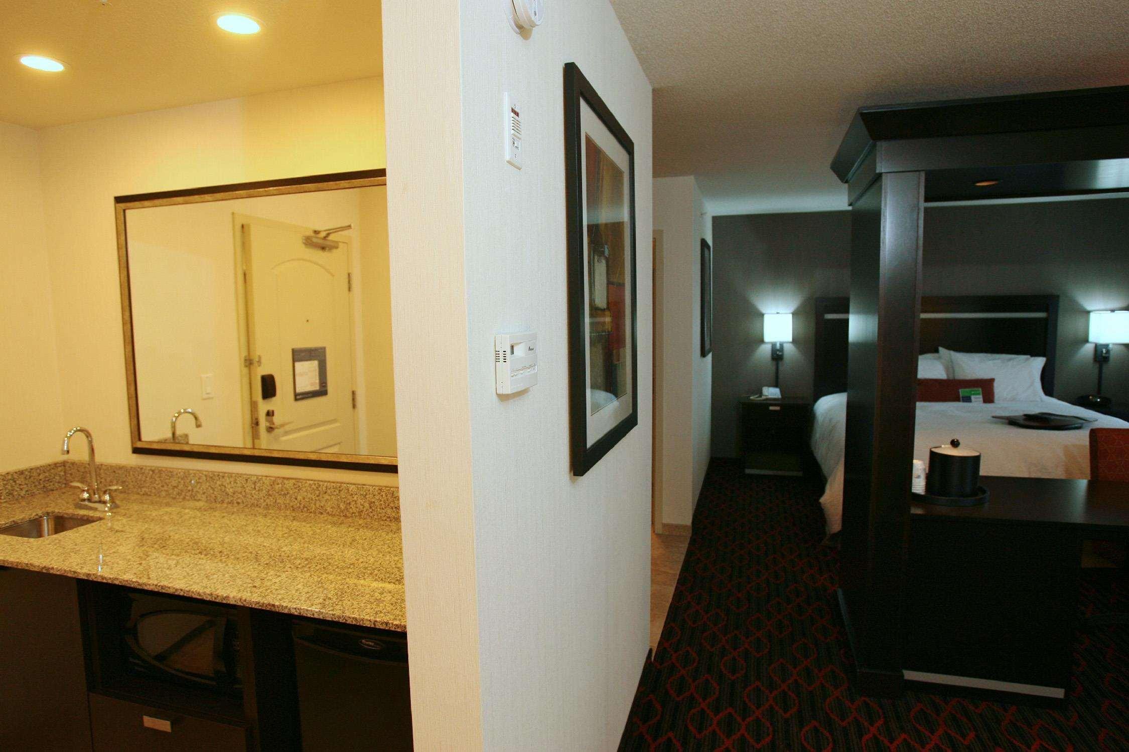 Hampton Inn & Suites Red Deer Penhold Phòng bức ảnh