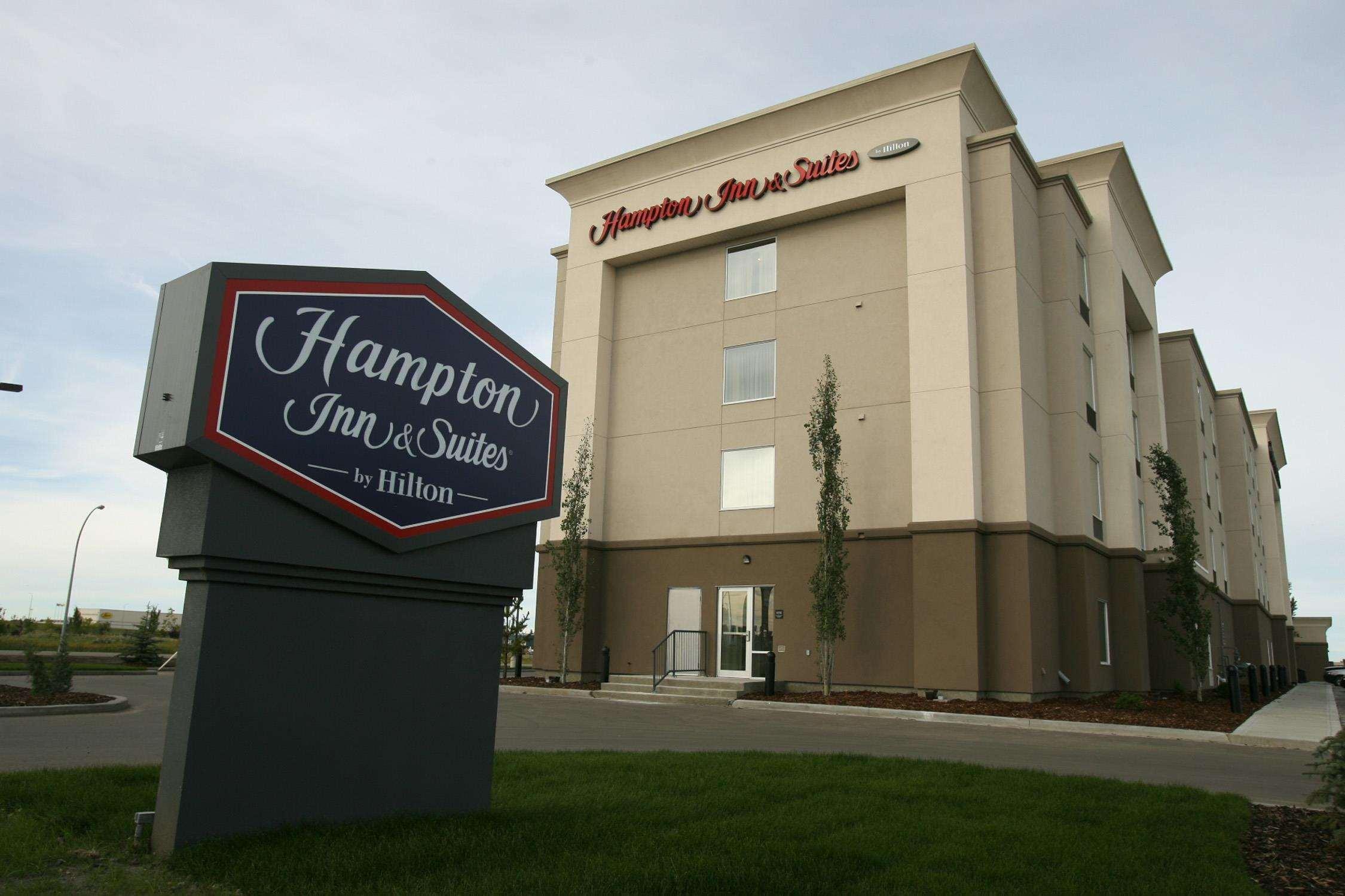 Hampton Inn & Suites Red Deer Penhold Ngoại thất bức ảnh