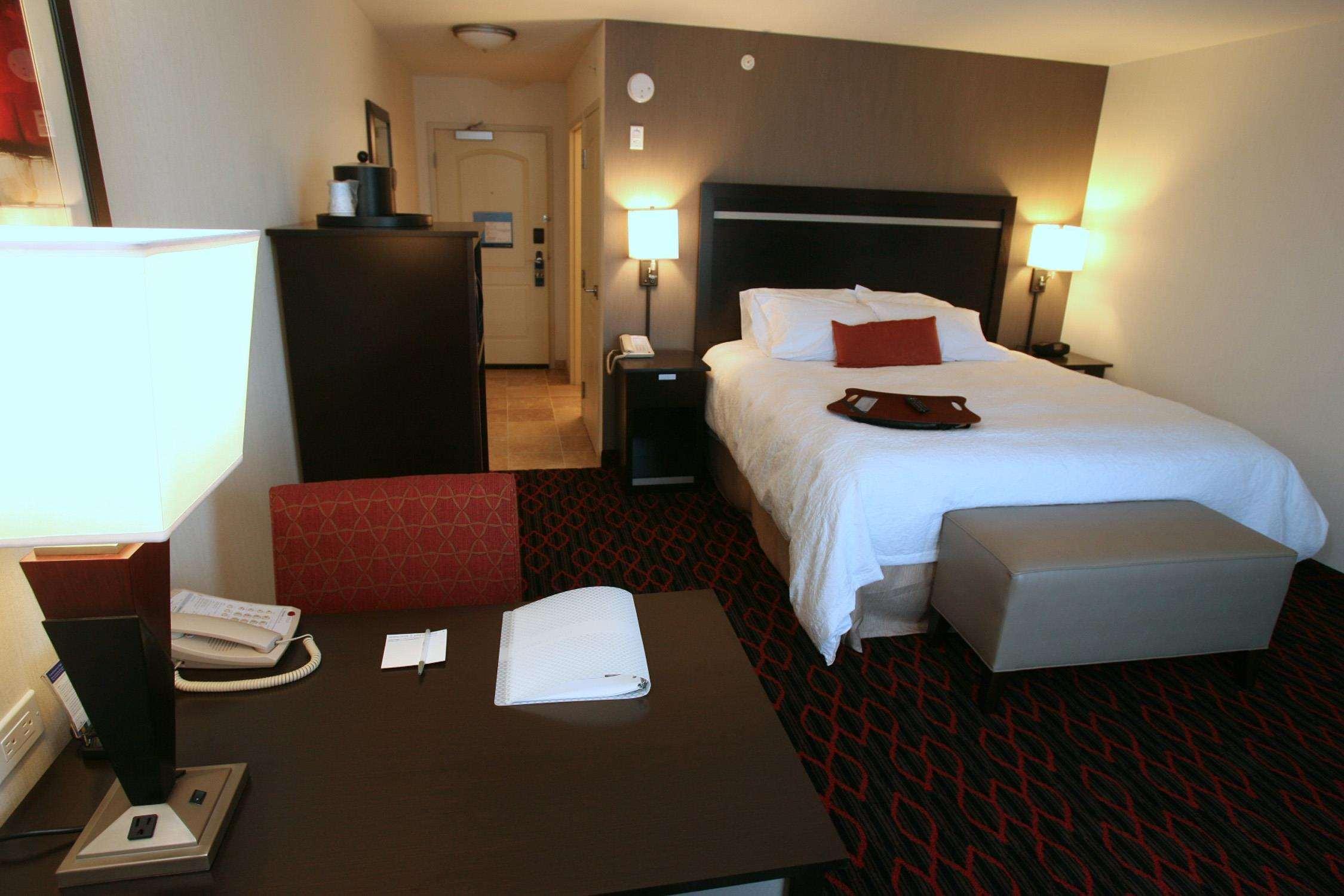 Hampton Inn & Suites Red Deer Penhold Phòng bức ảnh