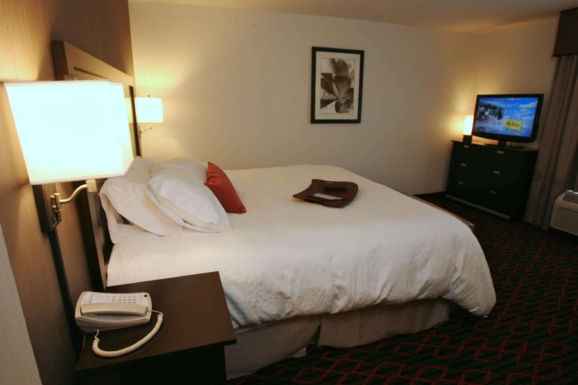 Hampton Inn & Suites Red Deer Penhold Phòng bức ảnh