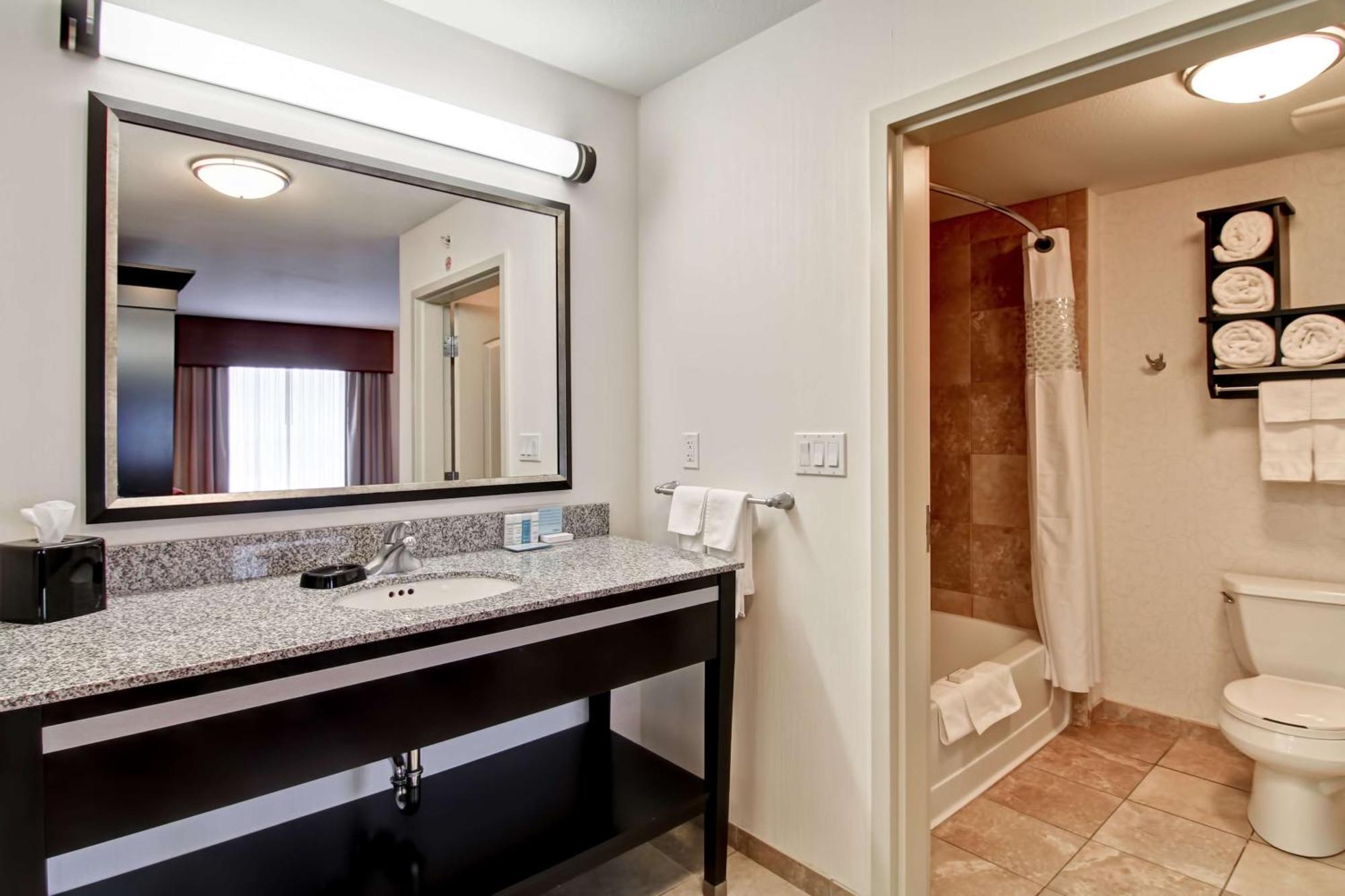 Hampton Inn & Suites Red Deer Penhold Ngoại thất bức ảnh