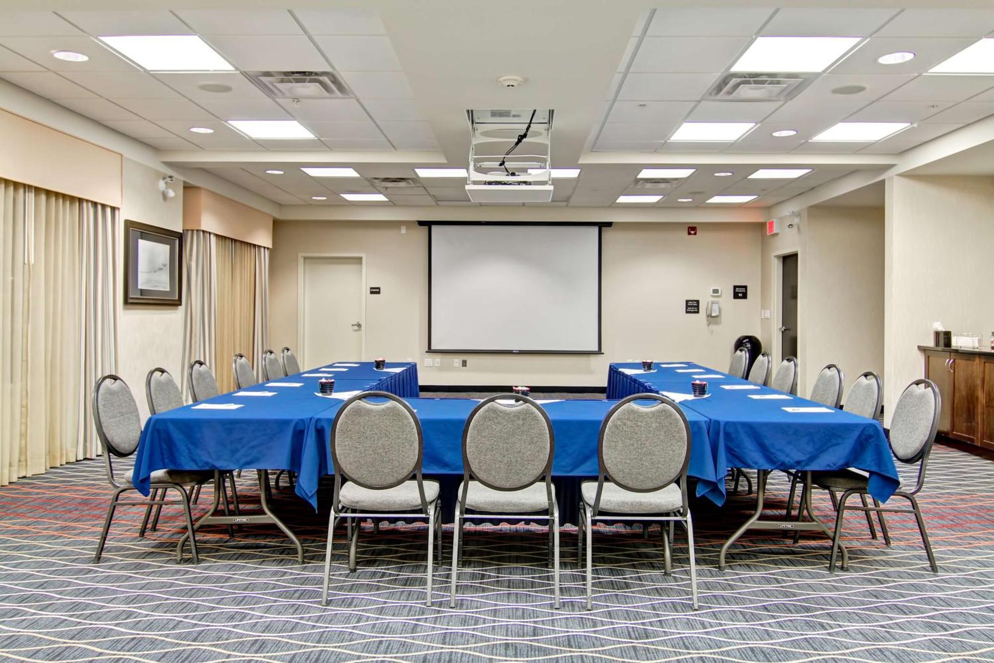 Hampton Inn & Suites Red Deer Penhold Ngoại thất bức ảnh