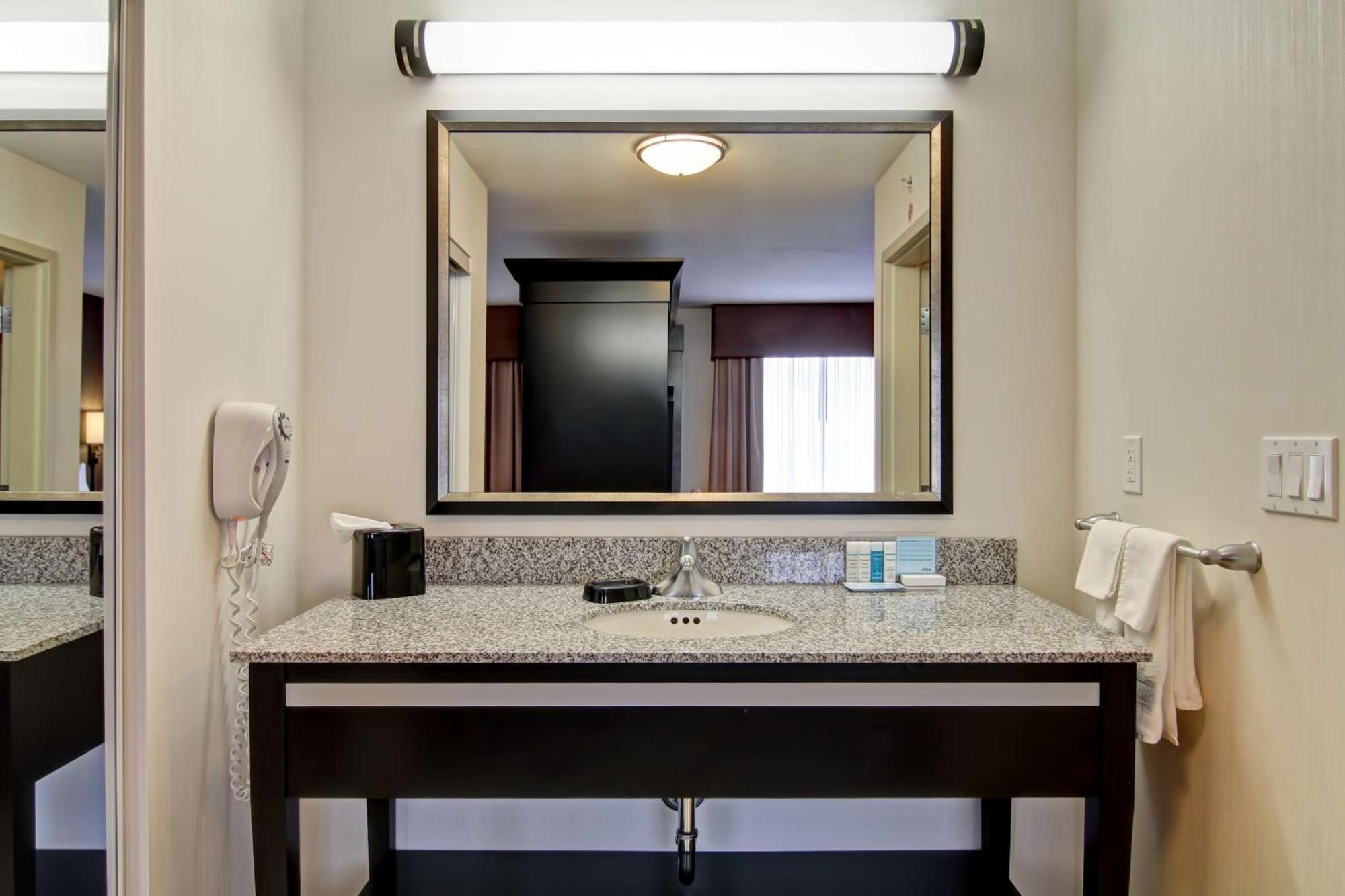 Hampton Inn & Suites Red Deer Penhold Ngoại thất bức ảnh