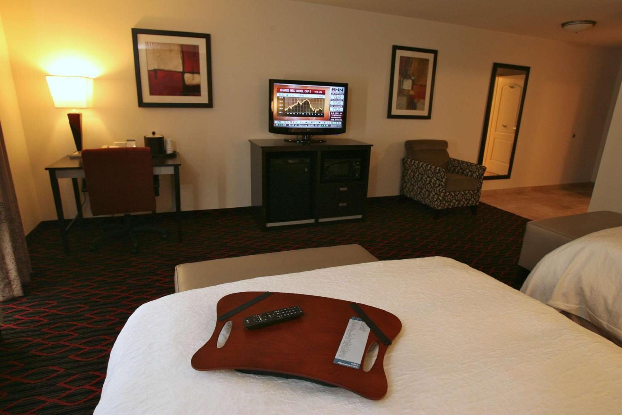 Hampton Inn & Suites Red Deer Penhold Ngoại thất bức ảnh