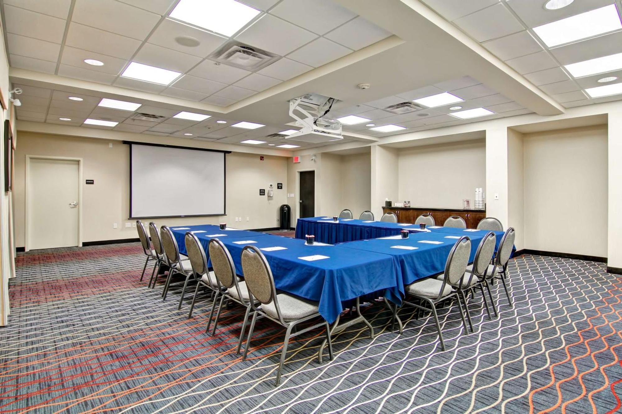 Hampton Inn & Suites Red Deer Penhold Ngoại thất bức ảnh