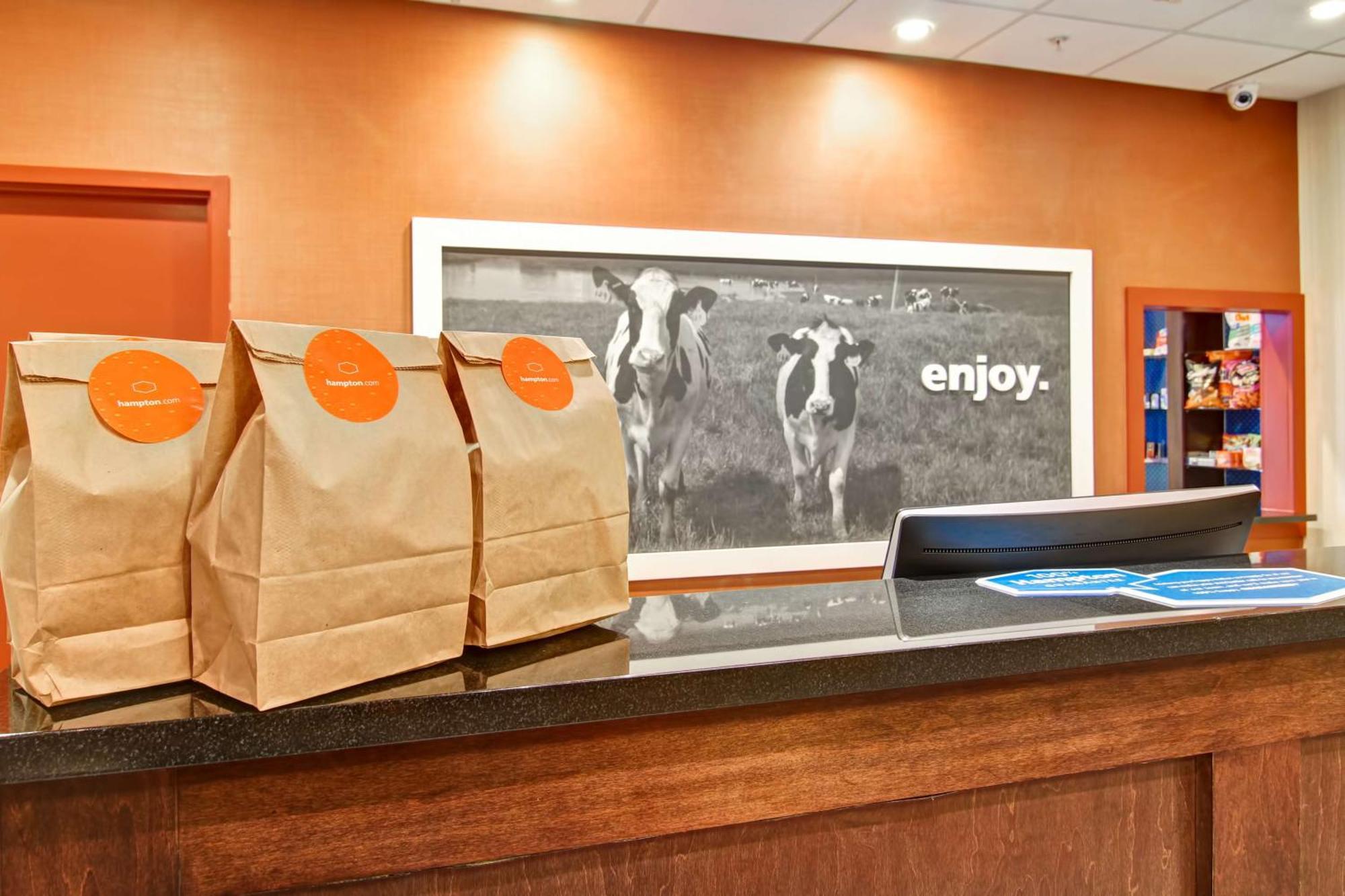 Hampton Inn & Suites Red Deer Penhold Ngoại thất bức ảnh