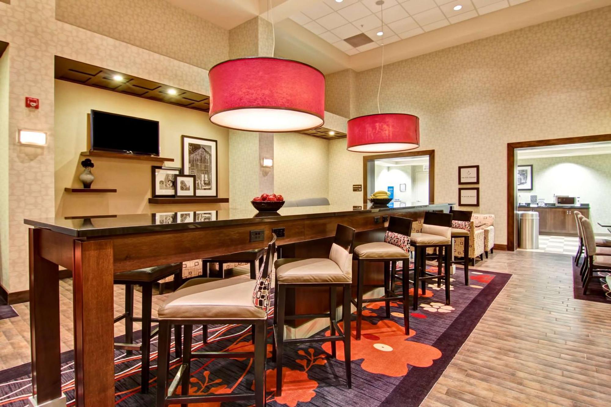 Hampton Inn & Suites Red Deer Penhold Ngoại thất bức ảnh