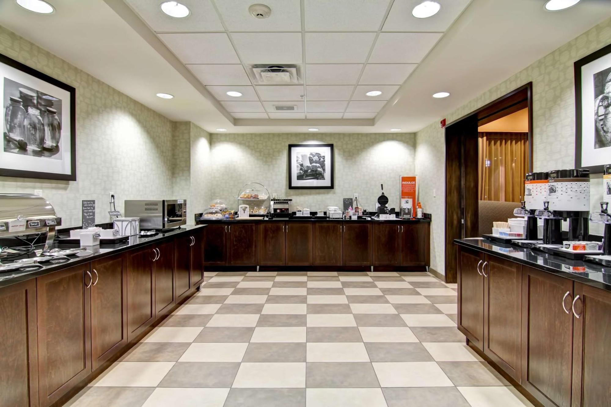 Hampton Inn & Suites Red Deer Penhold Ngoại thất bức ảnh