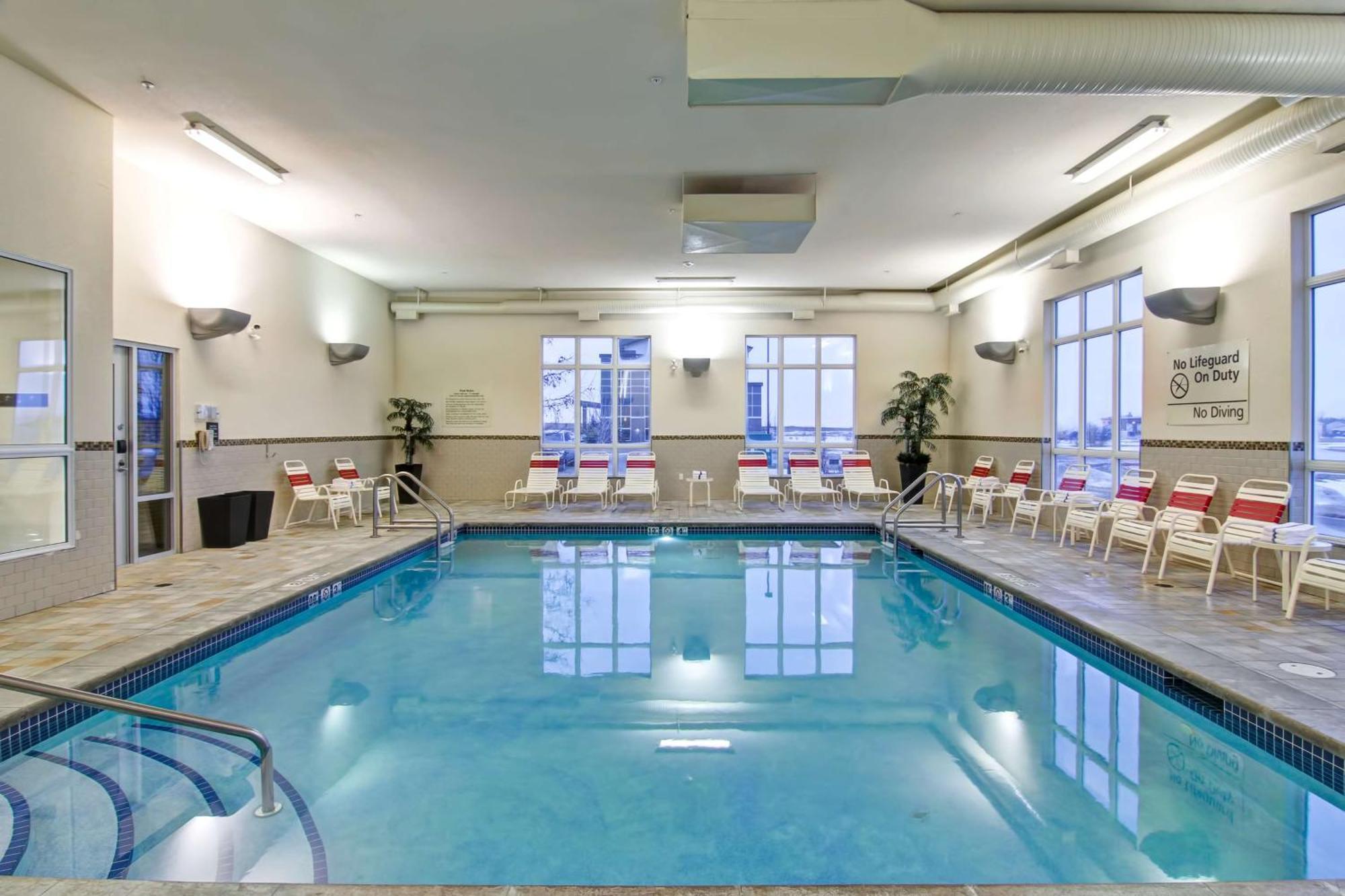Hampton Inn & Suites Red Deer Penhold Ngoại thất bức ảnh