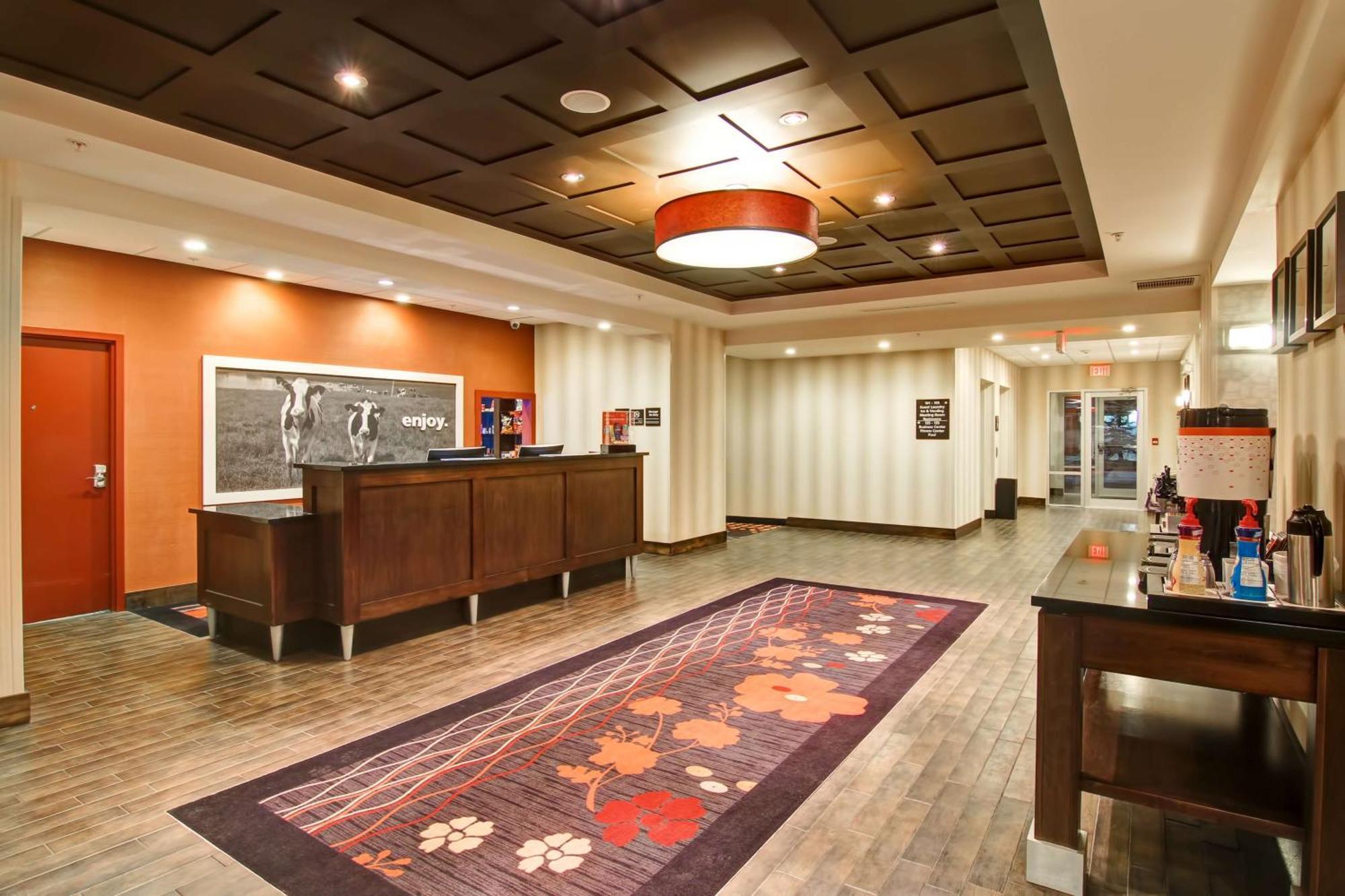 Hampton Inn & Suites Red Deer Penhold Ngoại thất bức ảnh