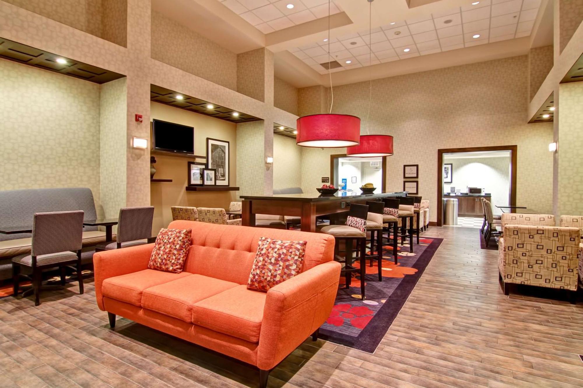 Hampton Inn & Suites Red Deer Penhold Ngoại thất bức ảnh