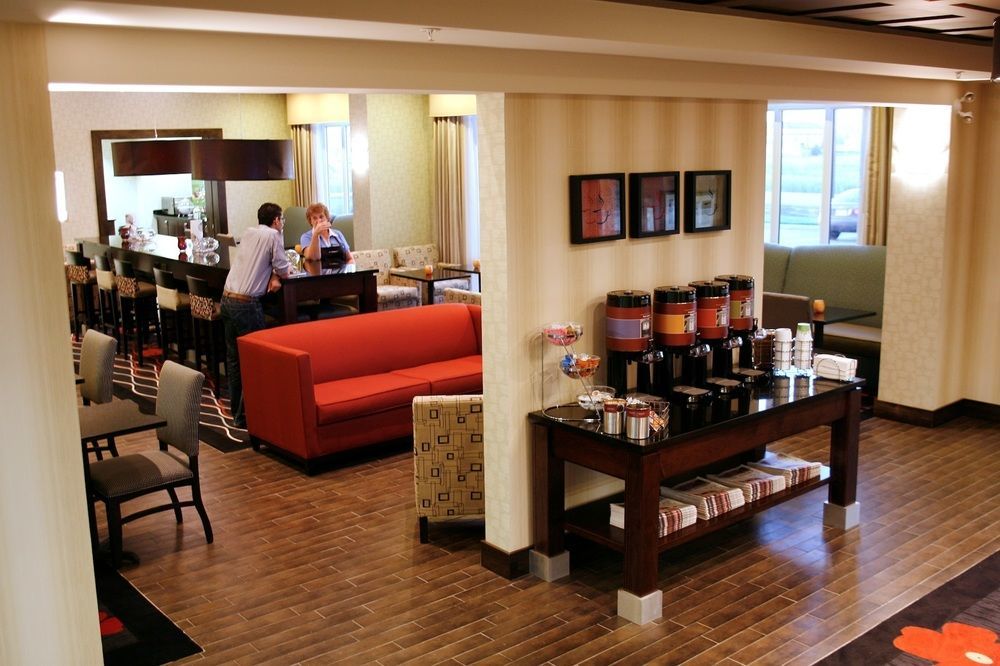 Hampton Inn & Suites Red Deer Penhold Ngoại thất bức ảnh
