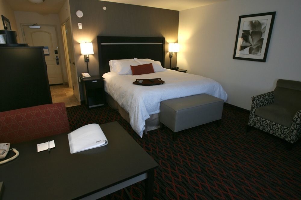 Hampton Inn & Suites Red Deer Penhold Ngoại thất bức ảnh
